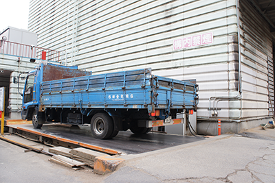 トラックで運ばれてきた産業廃棄物・木くずを仕分けます。